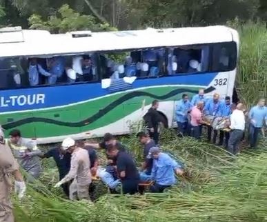Ônibus de empresa que constrói navios capota e deixa 25 feridos em Itaguaí; cinco estão em estado grave 