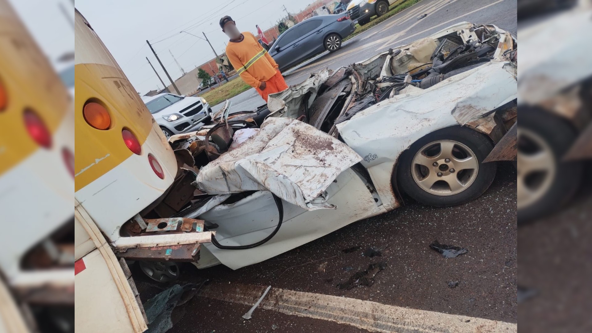 Carro tem capô arrancado após colisão traseira com ônibus em Jaú; motorista morreu no acidente
