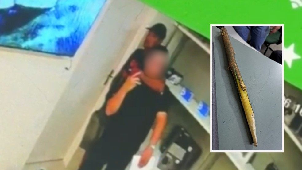 Imagens de câmeras de segurança mostram o suspeito, de boné e camisa preta, segurando a vítima pelas costas. — Foto: Reprodução
