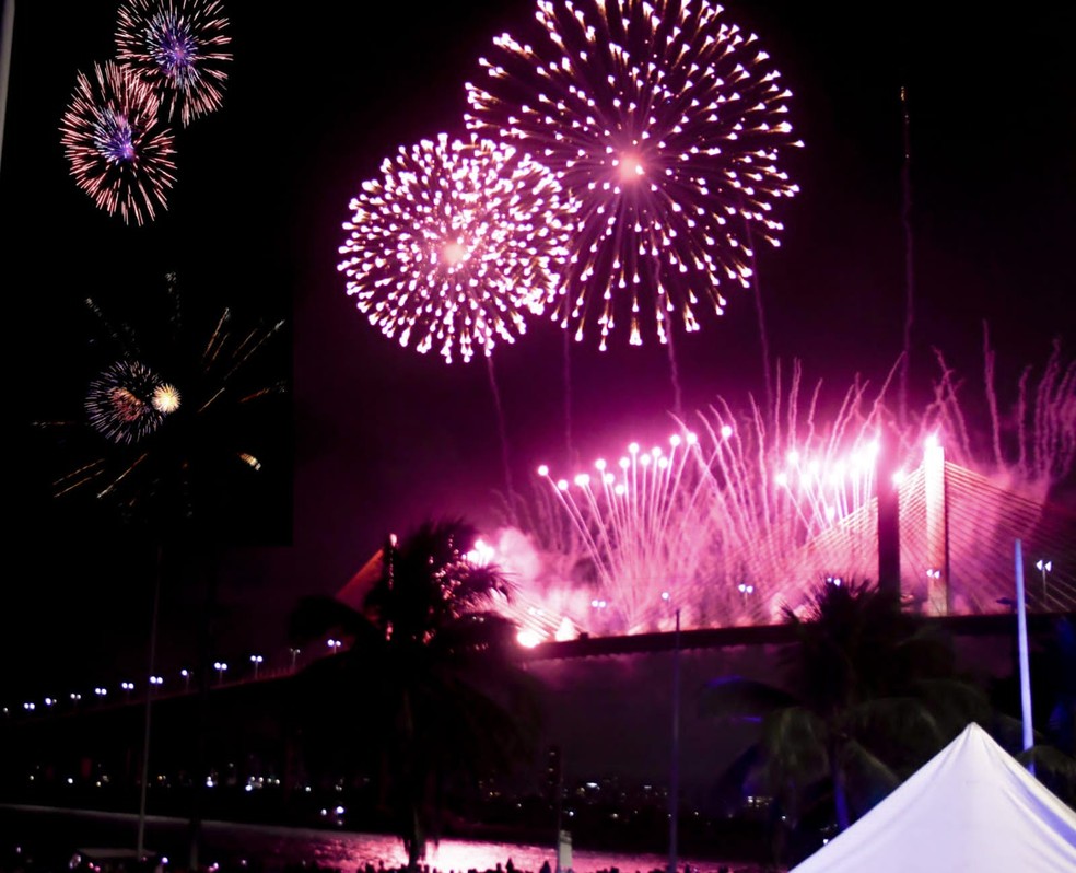 Queima de fogos na Ponte Newton Navarro, em Natal, no réveillon de 2024 (Arquivo) — Foto: Joana Lima