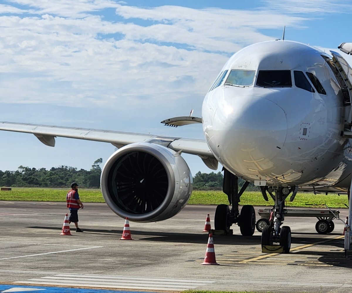 Avião colide com pássaro durante corrida para decolagem e partida é cancelada em SC: 'Ouvimos estrondo'