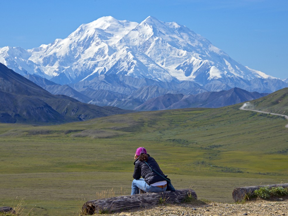 Mulher observa o Monte Mckinley, no Alasca — Foto: Andy Newman/Holland America Line via AP