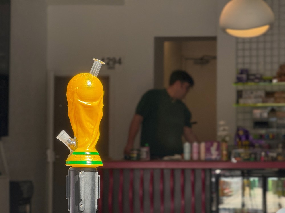Loja de cannabis em Toronto destrói cachimbos com formato de taça da Copa após notificação da FIFA