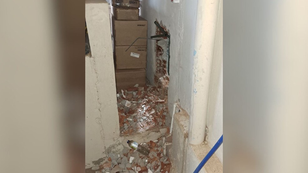 Local onde foi feito o buraco na loja de armas em Auriflama (SP) — Foto: Divulgação