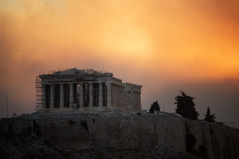 Parthenon com fumaça dos incêndios florestais — Foto: Angelos TZORTZINIS / AFP