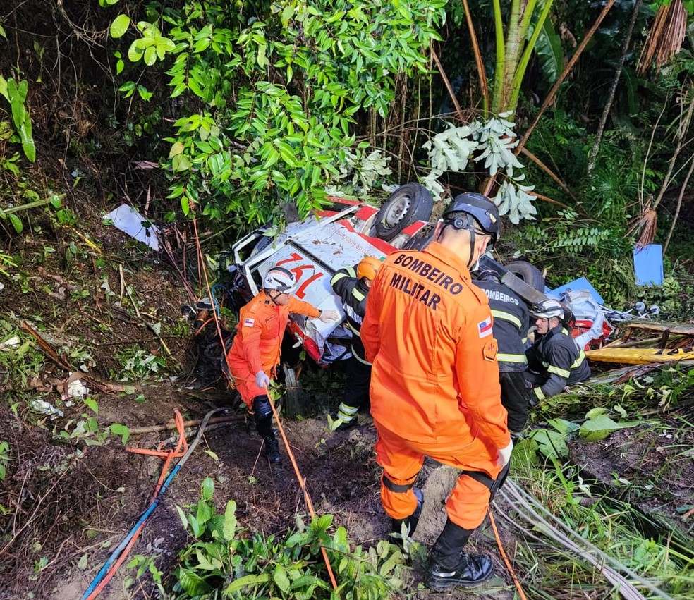 Bombeiros atuam no resgate das vítimas de acidente na BR-174 — Foto: Divulgação/CBMAM