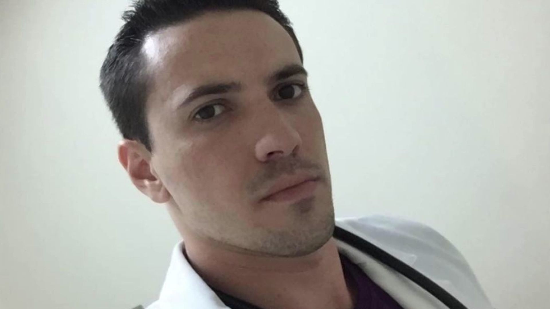 Acusado de matar esposa envenenada, médico apresentou amante à mãe um mês após o crime, diz MP