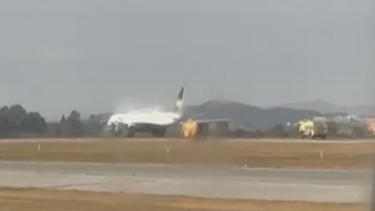 Avião faz pouso de emergência e fecha pista no Aeroporto de BH