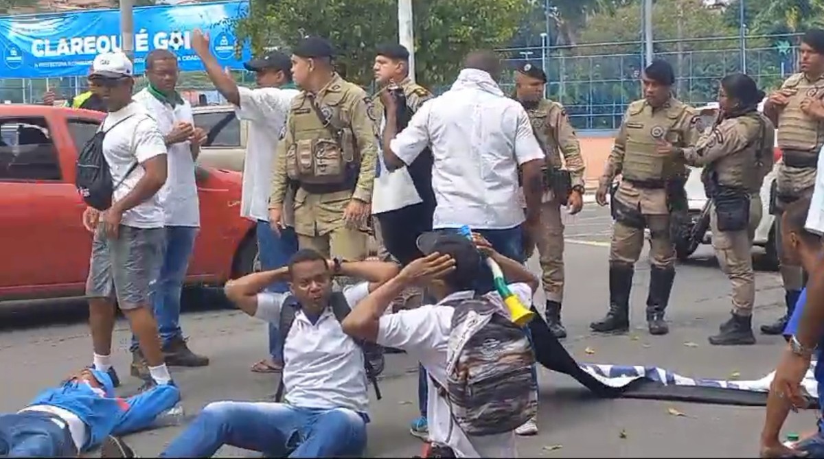 Rodoviários demitidos da extinta CSN sentam na pista durante protesto por pagamento de indenizações em Salvador