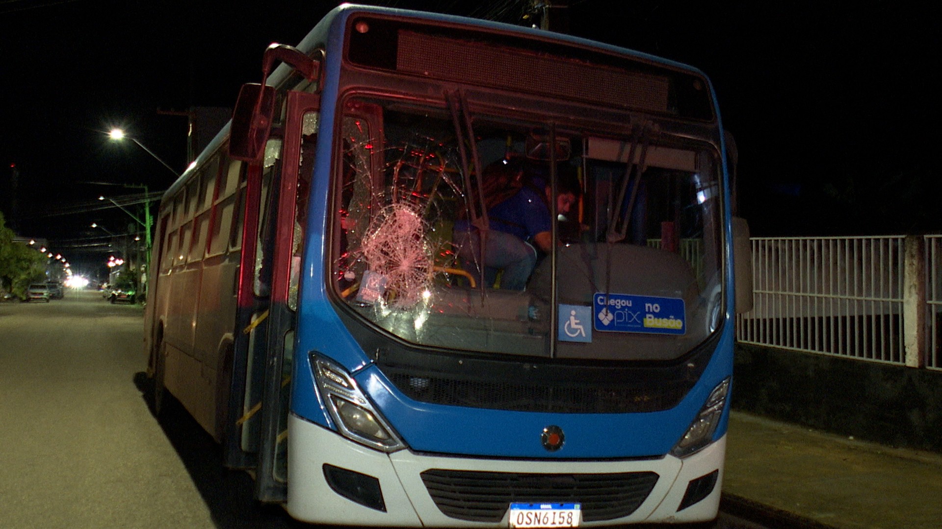 Homem é preso após destruir vidros de ônibus com pedradas e golpes de ‘pernamanca’ em Santarém