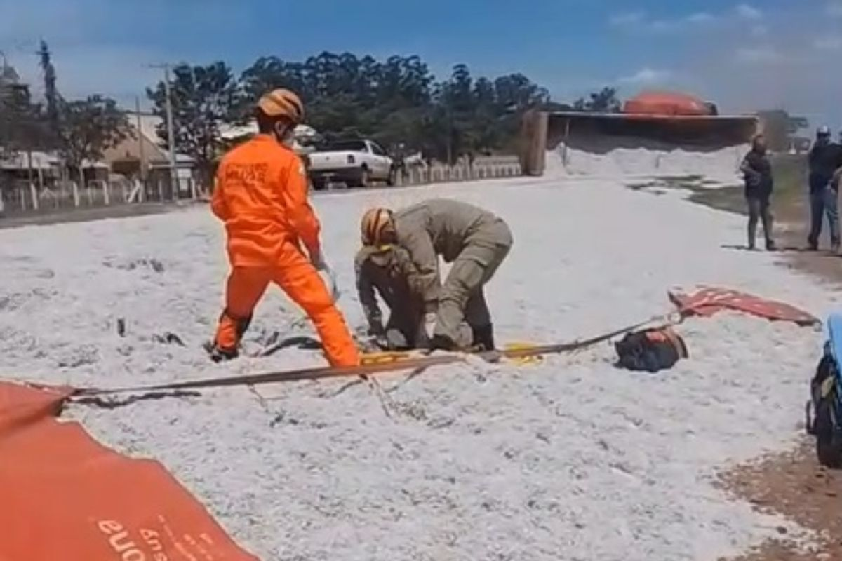 Idosa é soterrada em carga de algodão após carreta tombar ao tentar desviar de vítima em bicicleta elétrica 