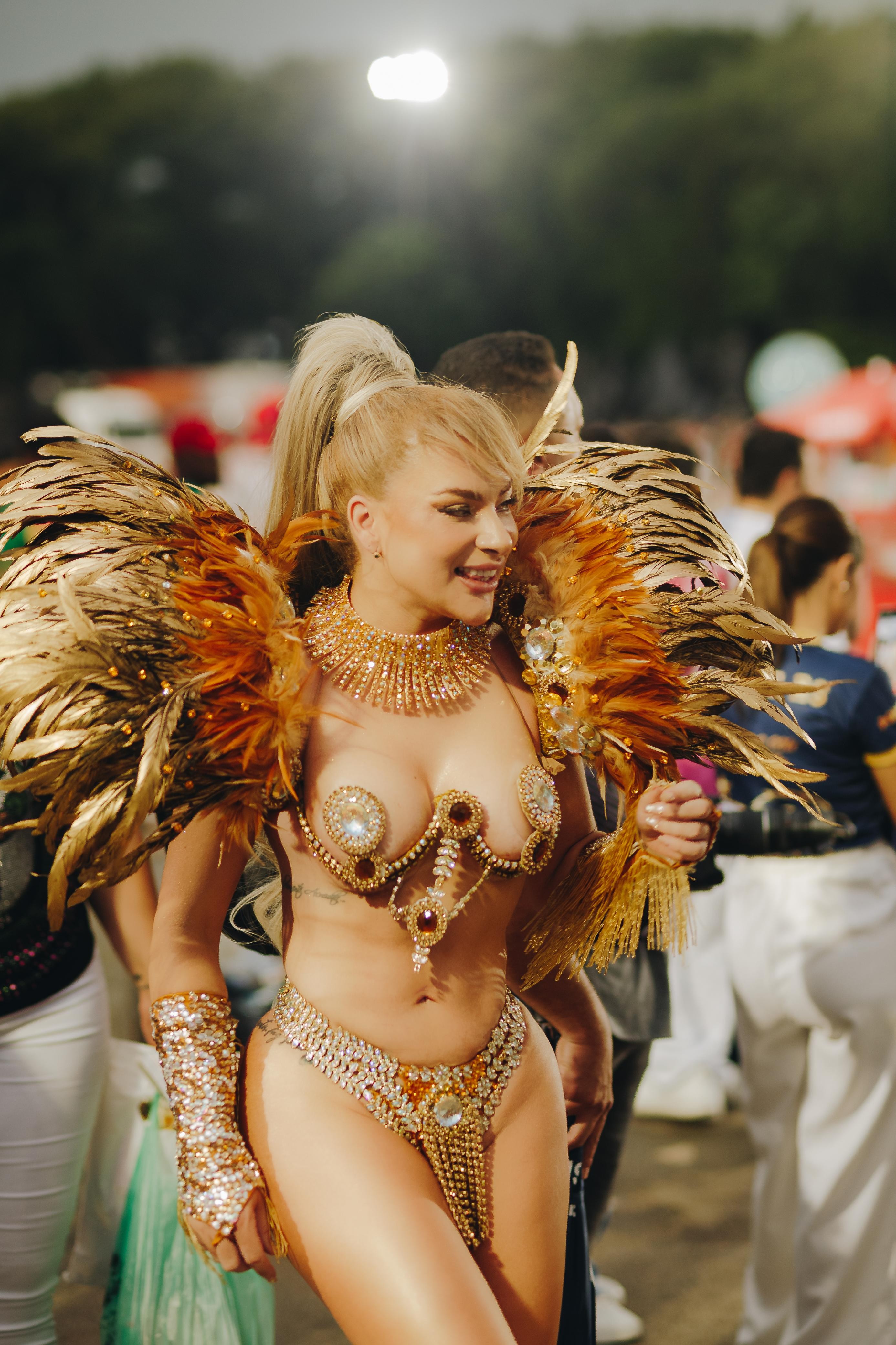 Musa da Barroca aposta em biquíni de cristais para desfile :  Vai ser uma nanofantasia , talvez a menor do ano  