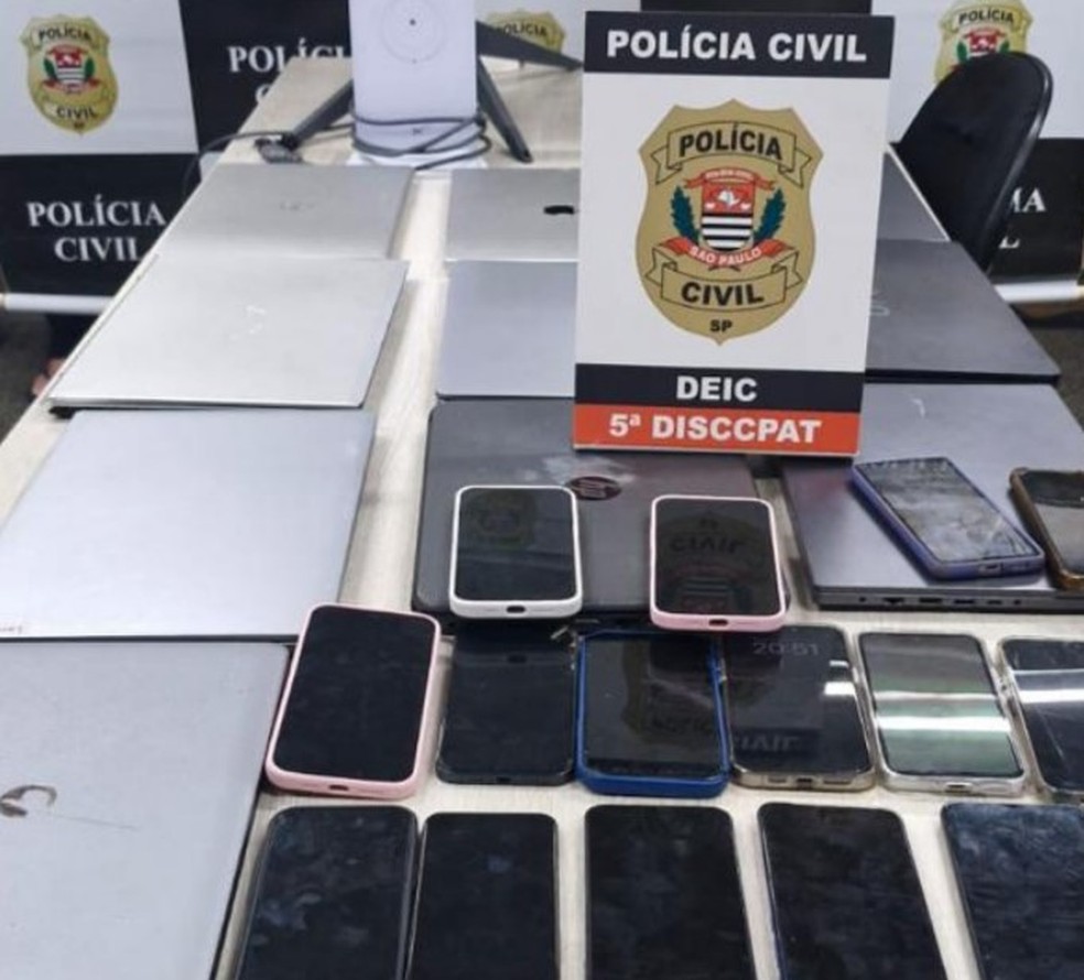 Celulares e notebooks foram apreendidos em operação contra central de golpes — Foto: Divulgação/Deic