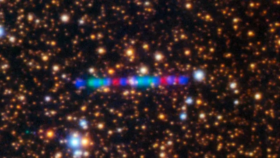 O telescópio Gemini North no Havaí capturou o rastro colorido do cometa 3I/Atlas durante sua movimentação pelo Sistema Solar — Foto: Observatório Intl Gemini/NOIRLab/NSF/Aura/K Meech (IfA/U Havaí); Proc.: J Miller, M Zamani