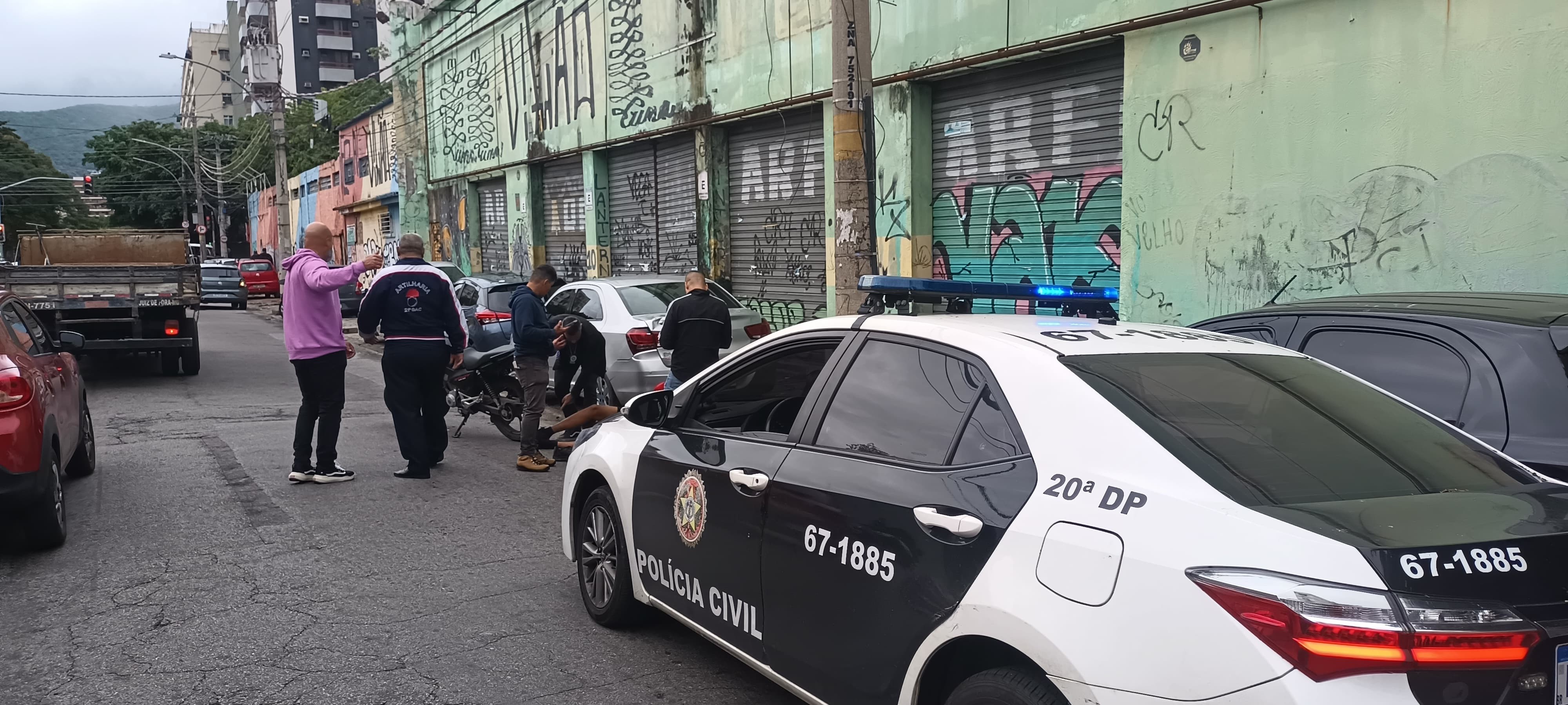 Perseguição em Vila Isabel termina em acidente e dois suspeitos presos; um deles é apontado como ladrão de cargas