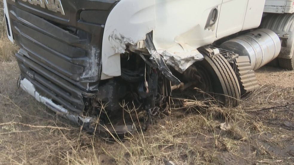 Carro e carreta colidem na BA: vítimas retornavam de tratamento contra câncer — Foto: TV Bahia