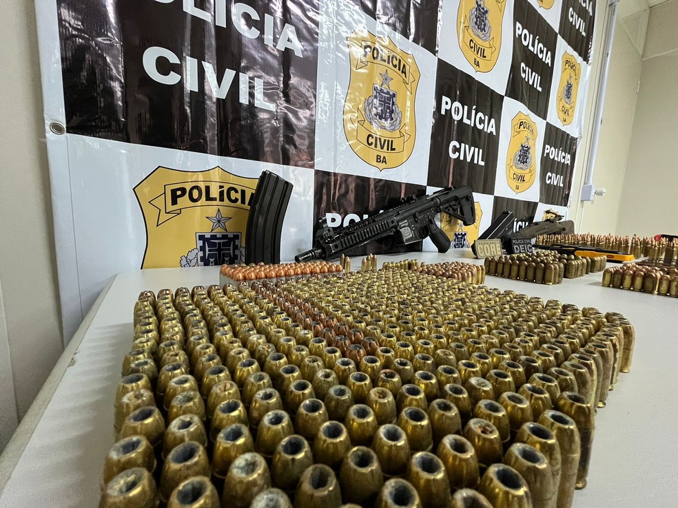 Milhares de munições foram encontradas dentro do bunker — Foto: SSP-BA