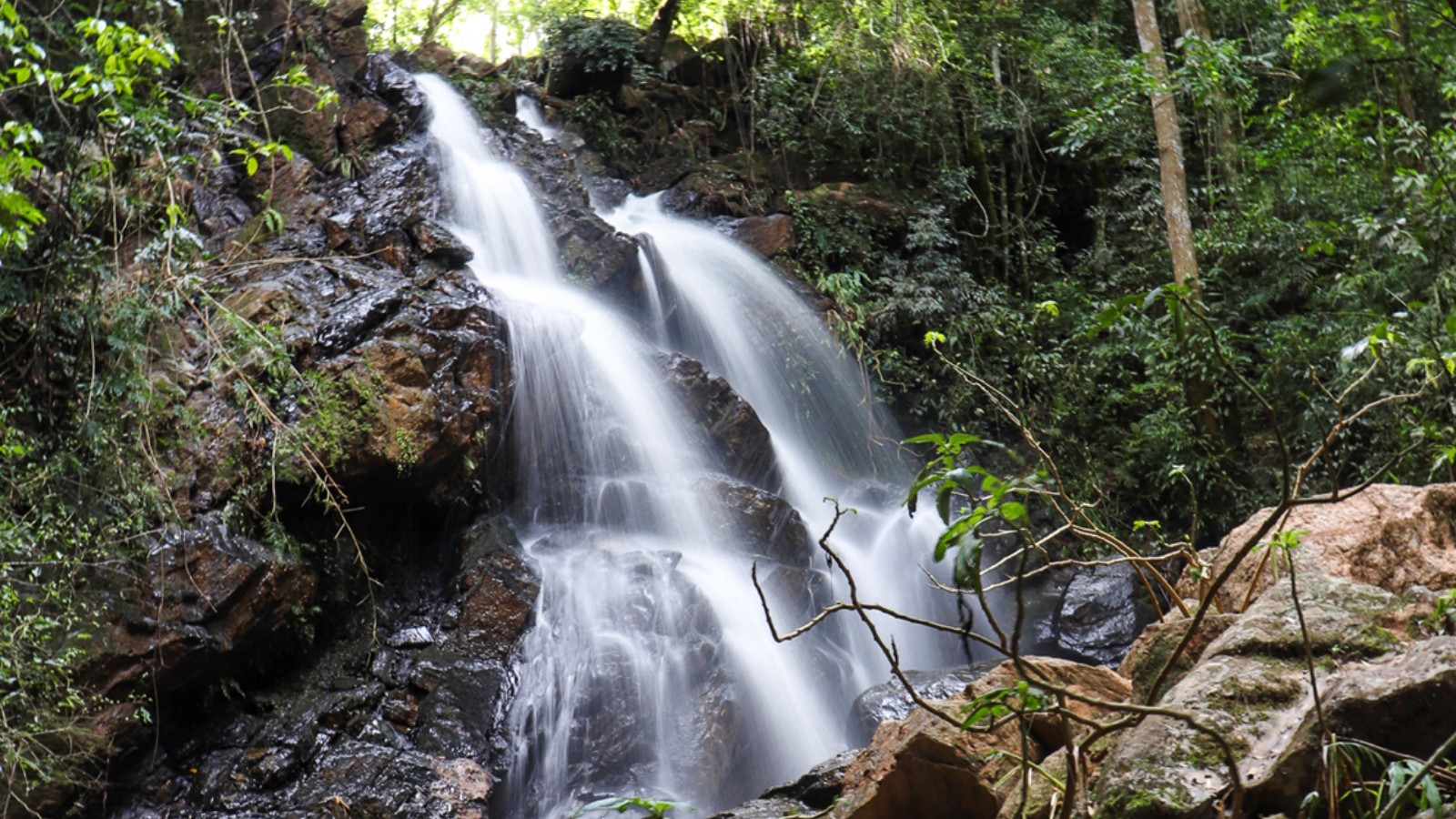 Paisagem rural com cachoeira e montanhas em Juruaia