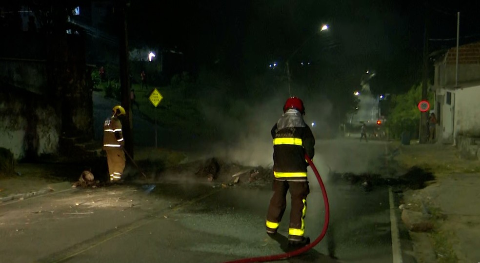 Corpo de Bombeiros é acionado para apagar fogo em avenida de João Pessoa — Foto: TV Cabo Branco/Reprodução