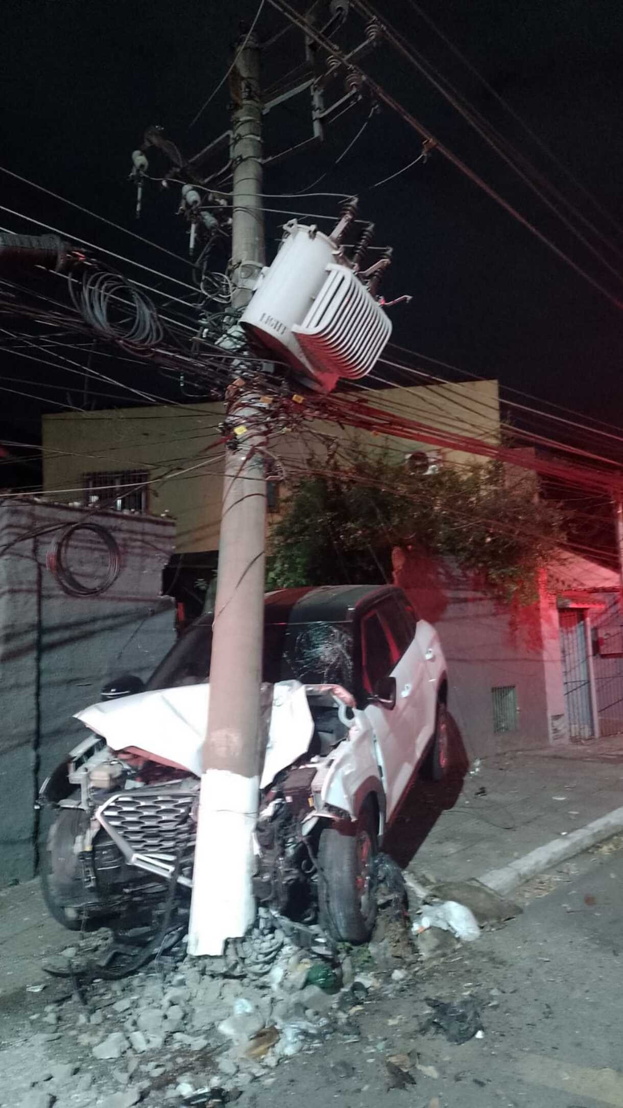 Driver injured after crashing car into pole in Volta Redonda