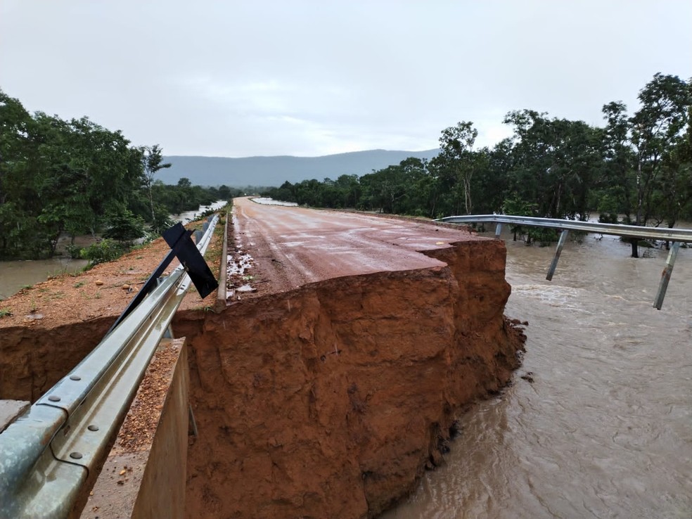 Ponte na TO-491 é destruída após cheia no rio Almas — Foto: Divulgação