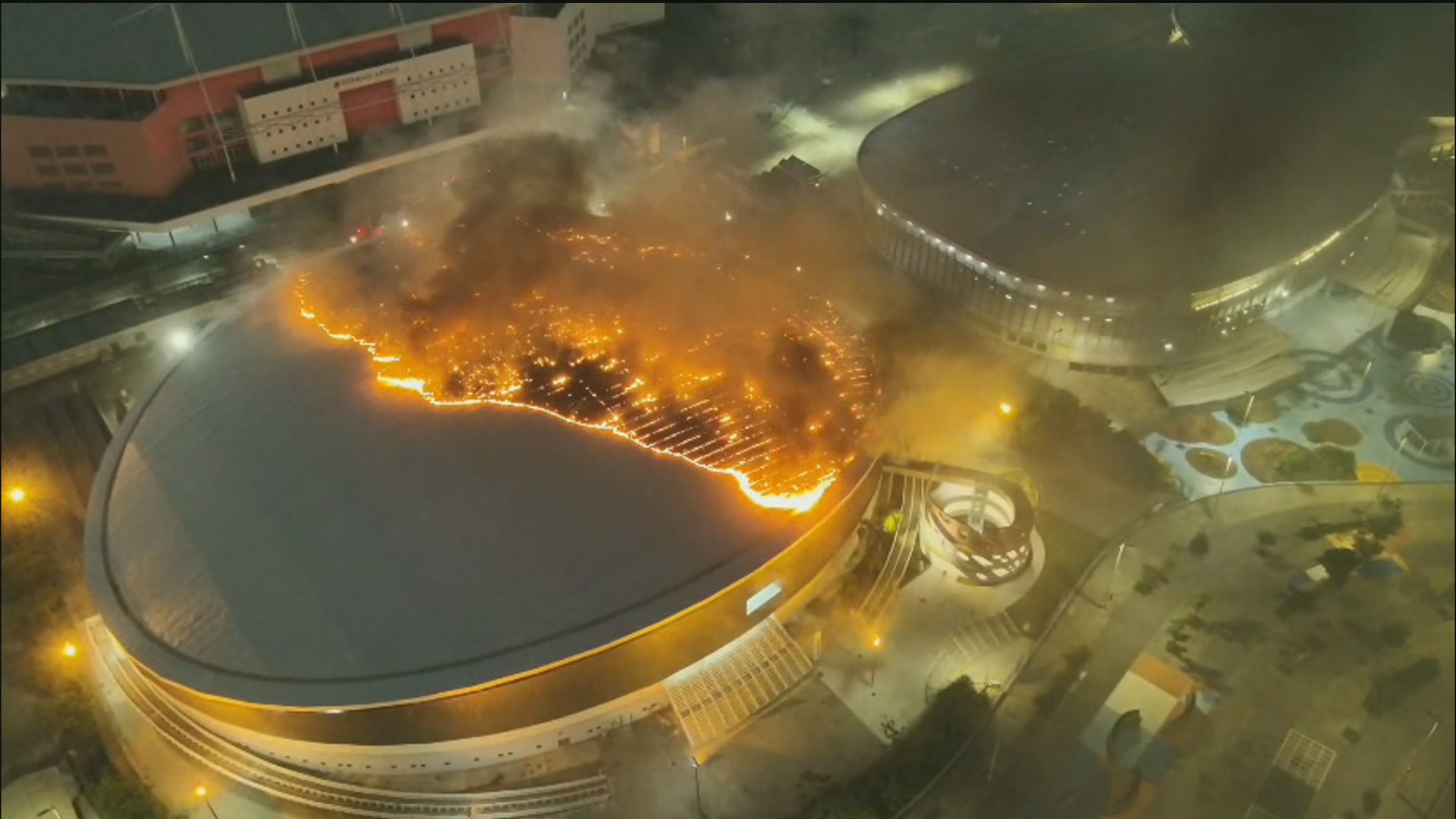 Incêndio destrói cobertura do Velódromo do Parque Olímpico do Rio; é a terceira vez que a arena pega fogo