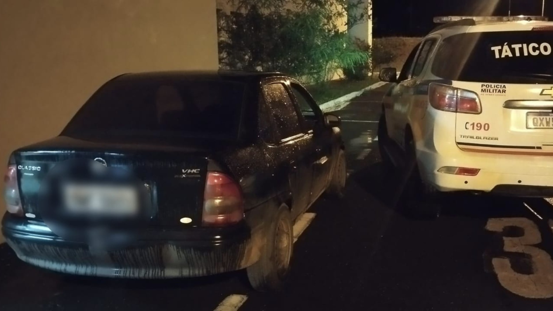 VÍDEO: Motorista suspeito de roubo à mão armada é cercado pela PM em praça de pedágio de MG