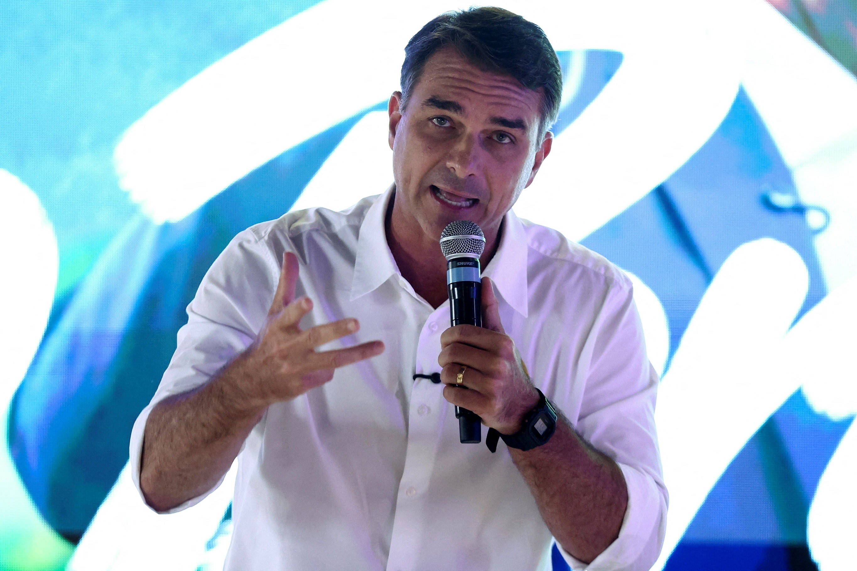 Flávio Bolsonaro diz que canal da campanha de Lula no WhatsApp faz 'divulgação de mentiras em massa'
