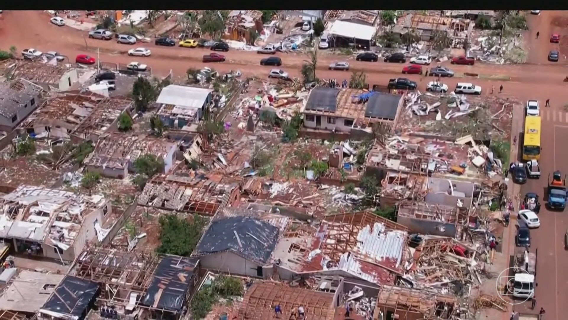 'Em 1 minuto acabou tudo': moradores relatam desespero após tornado destruir cidade no interior do Paraná 