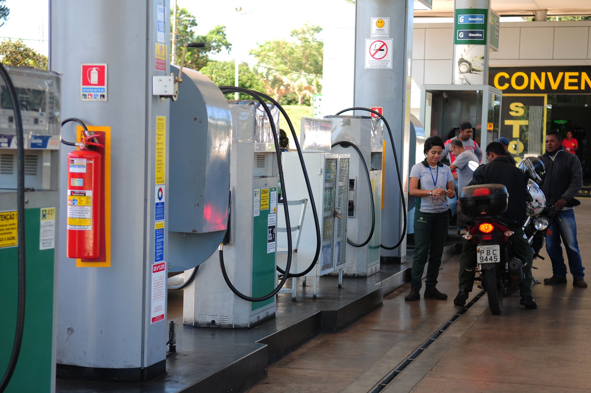 Gasolina sobe no DF mesmo após a redução da Petrobras; ministro de Minas e Energia pede apuração a órgãos
