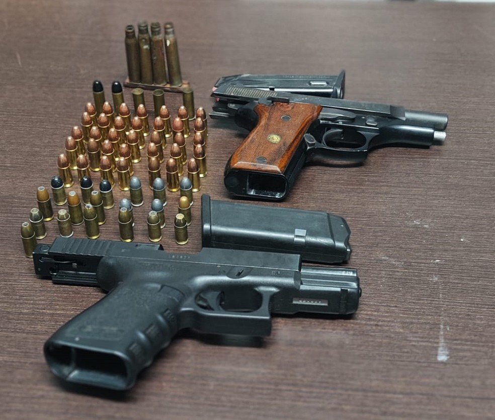 Dono de borracharia é preso com duas pistolas e 56 munições em Presidente Prudente (SP) — Foto: Polícia Civil