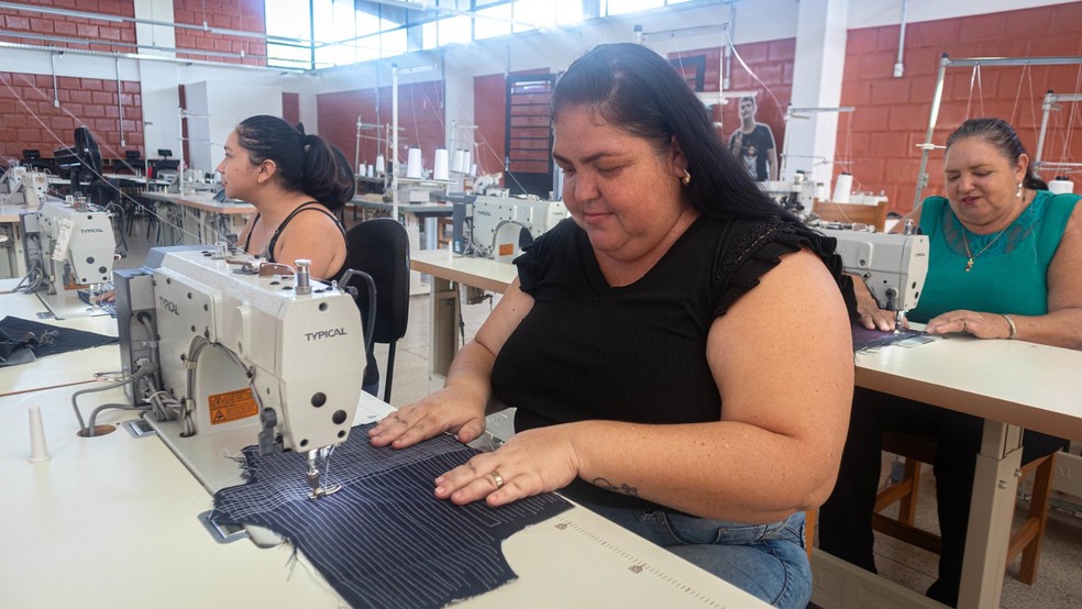 O curso abrange todas as etapas da produção do jeans e oferece certificado. — Foto: Divulgação/Prefeitura de Urupês