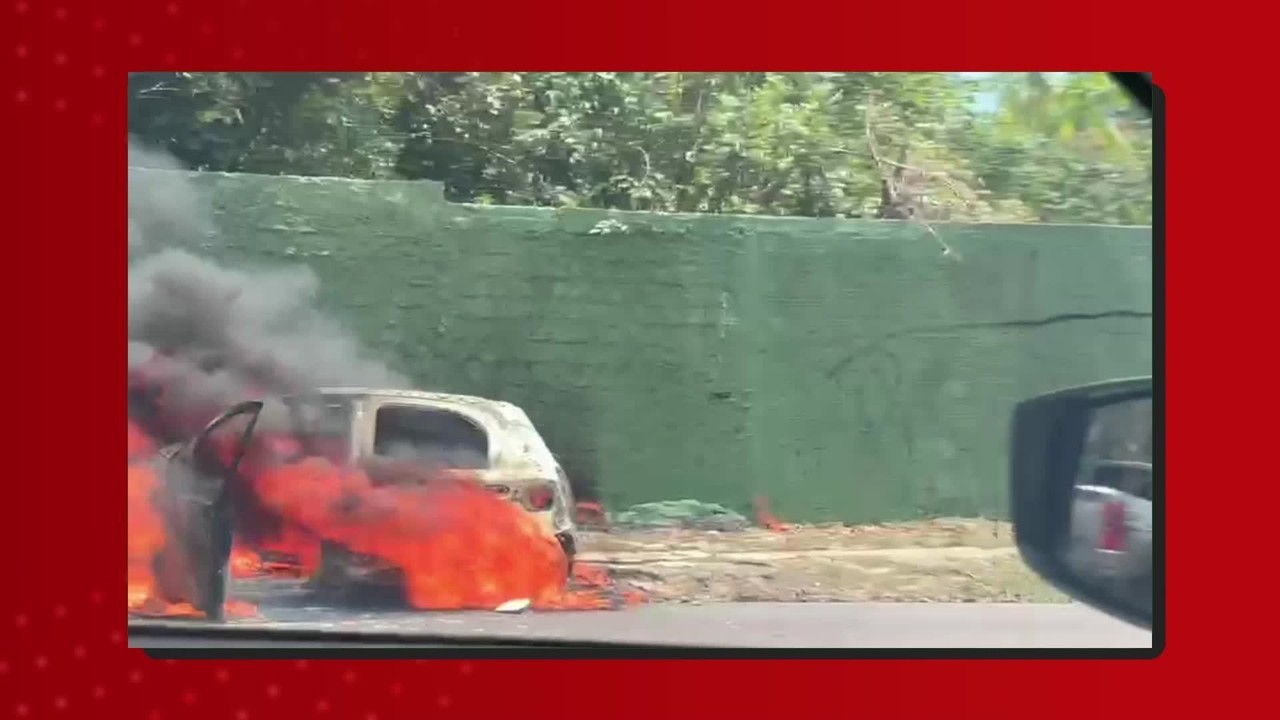 Carro fica destruído após pegar fogo em avenida na Zona Sul de Manaus