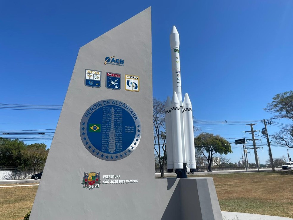 Vítimas de explosão há 20 anos na Base de Alcântara são homenageados em monumento com protótipo de foguete — Foto: Arthur Costa/ TV Vanguarda