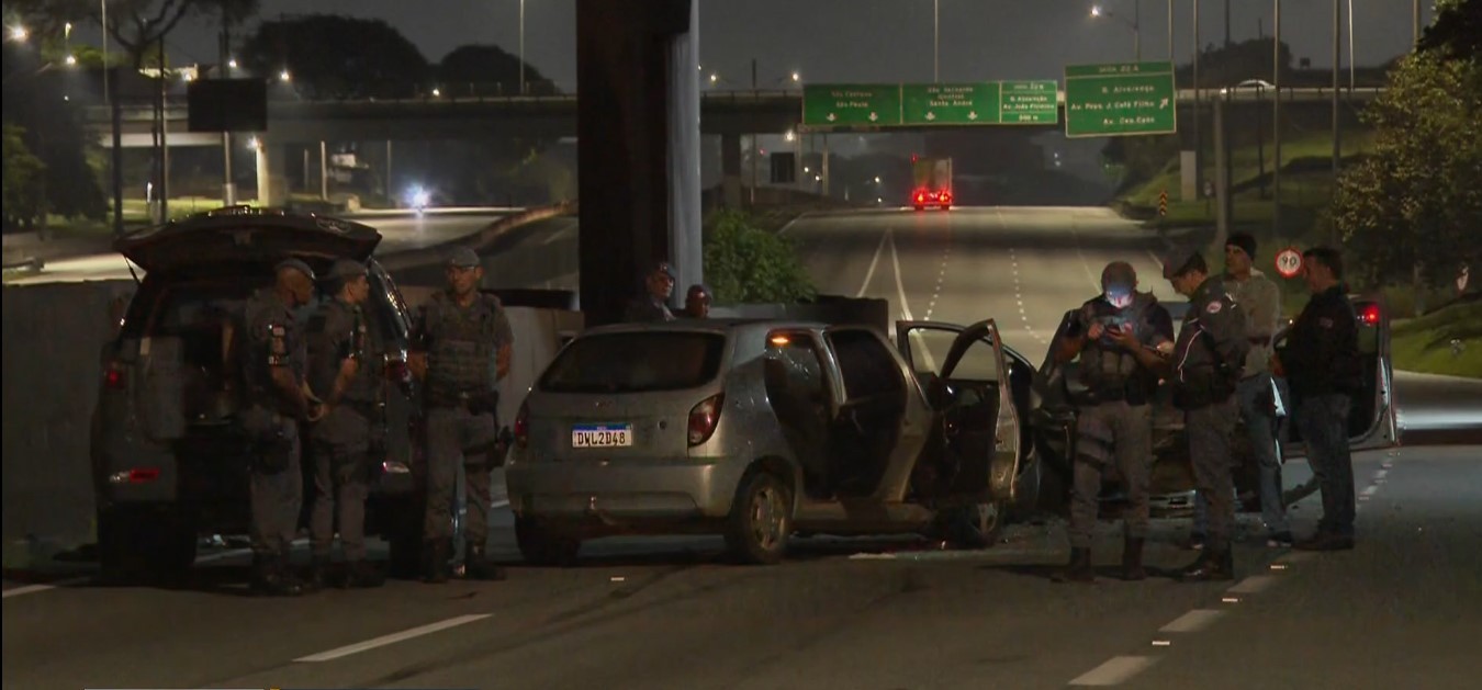Perseguição policial por mais de 100 km termina na Grande SP com acidente, troca de tiros e morte de criminoso