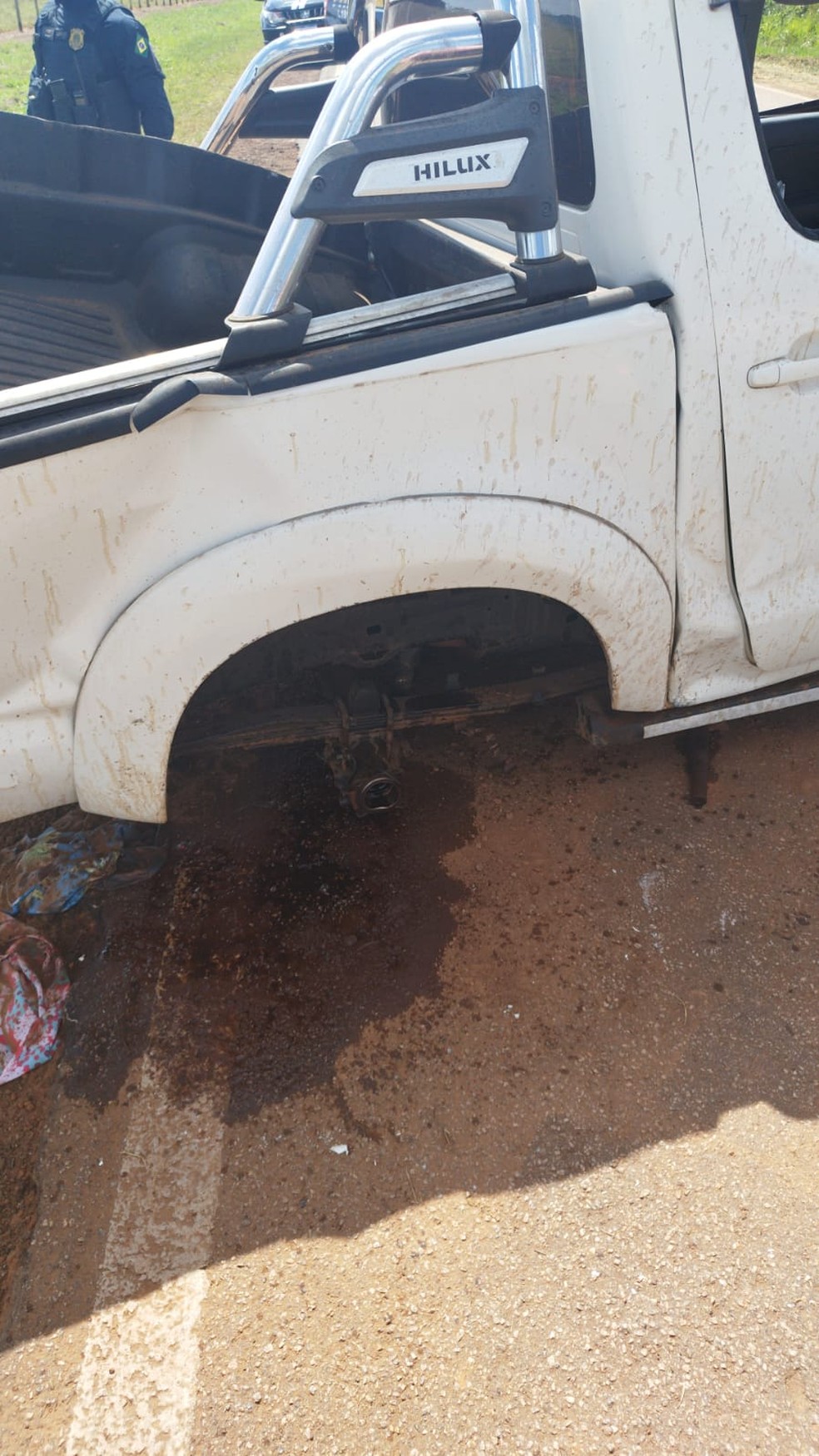 Uma das rodas da caminhonete se desprendeu antes do acidente — Foto: Arquivo/PRF-AC