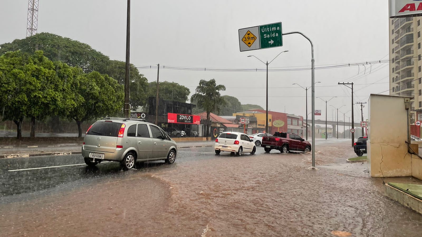 Chuva forte em Araraquara e Matão causa alagamentos e transtornos