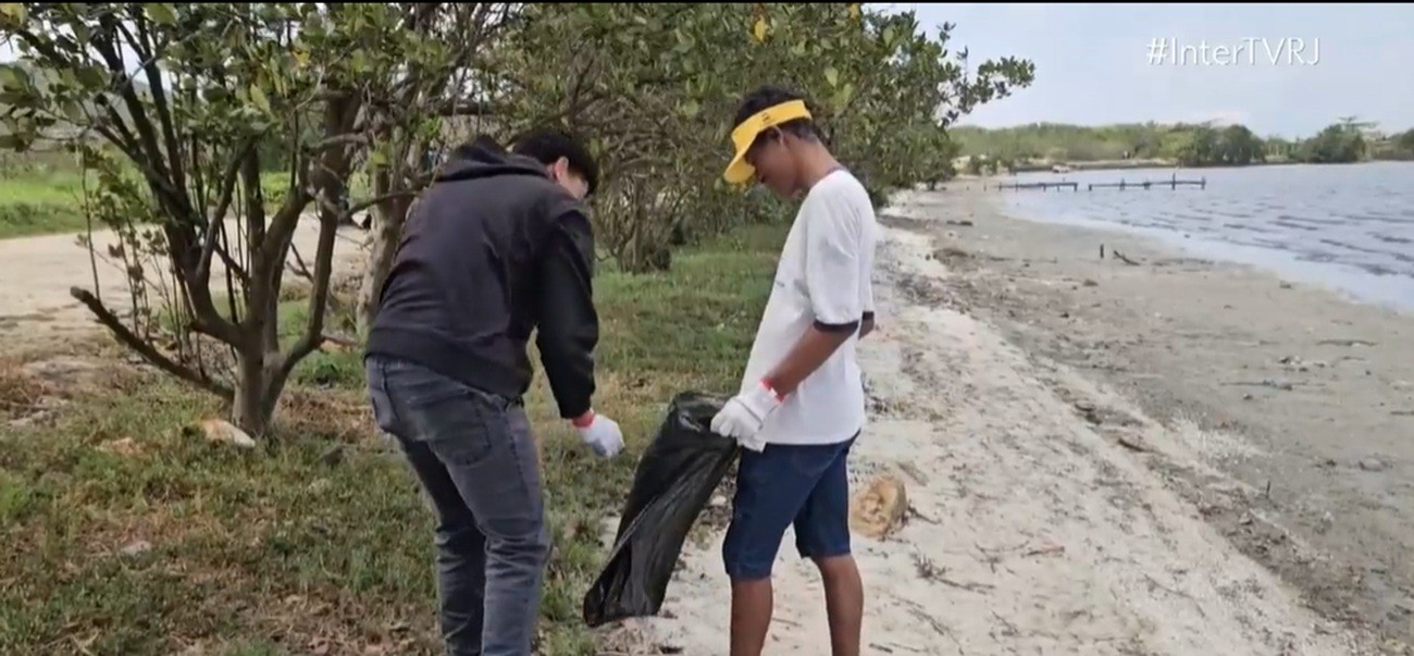 Voluntários realizam mutirão de limpeza na Lagoa de Araruama, em Cabo Frio