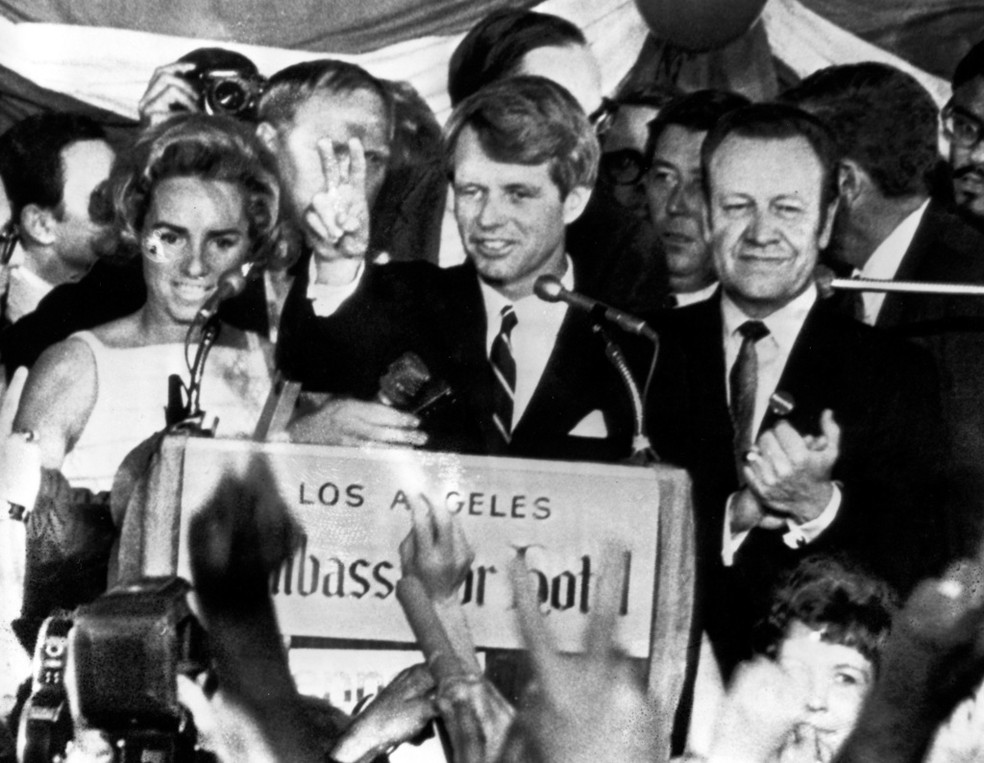 Robert F. Kennedy discursa no Ambassador Hotel de Los Angeles pouco antes de sofrer atentado, em 5 de junho de 1968 — Foto: AP Photo/Arquivo