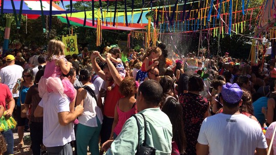 Foliões de 3 anos e de 99 anos celebram aniversário no 'Bloquinho'