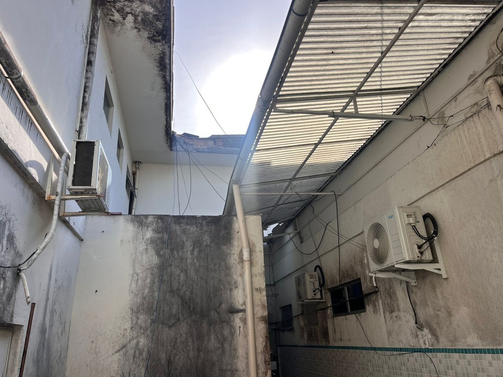 Teto da Maternidade Divino Amor caiu por volta das 5h30 — Foto: Vinícius Marinho/Inter TV Cabugi