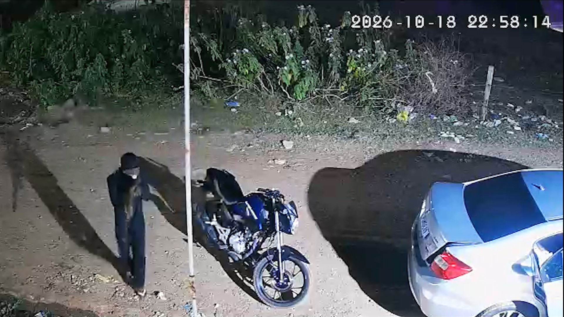 Trio armado sai de matagal e assalta quatro pessoas na porta de casa em Turilândia (MA); VÍDEO
