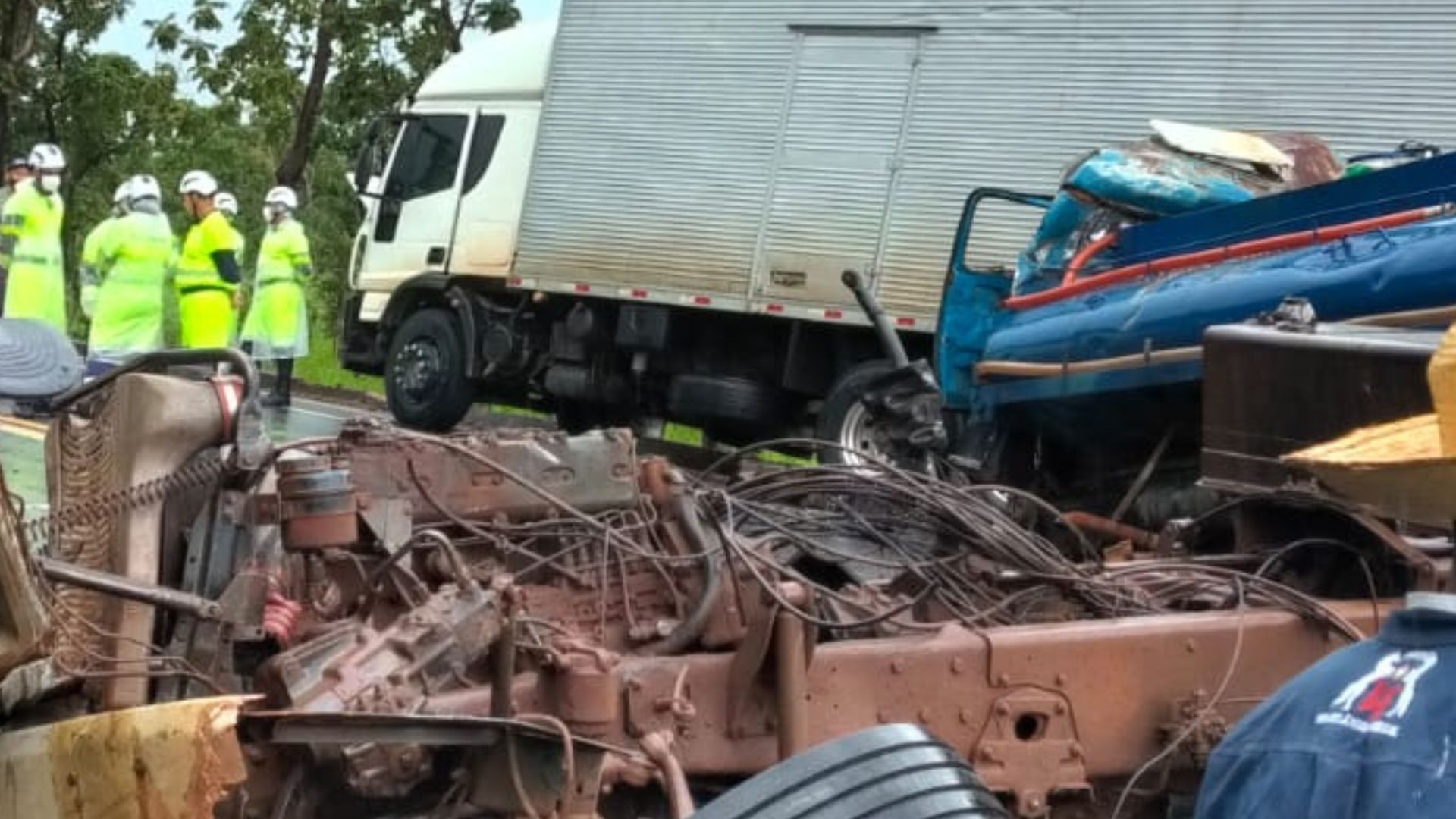 Acidente com caminhões causa interdição total na BR-040 em MG