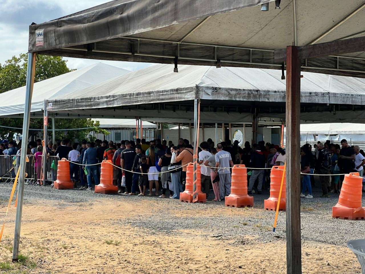 Atendimento a migrantes em Boa Vista registra longa fila após ataque dos EUA à Venezuela, em Boa Vista