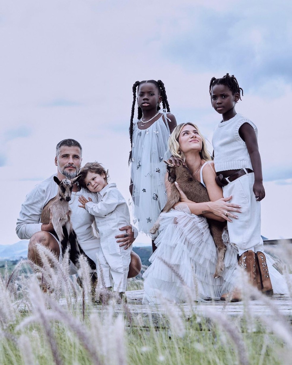 Bruno Gagliasso e Giovanna Ewbank com os filhos no Rancho da Montanha  Foto: Reproduo/Instagram
