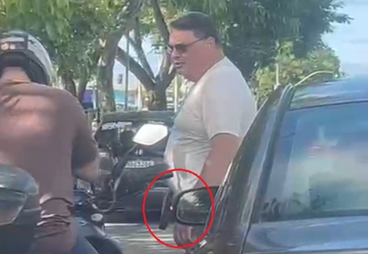 VÍDEO: homem armado agride e ameaça motociclista na Av. Fernandes Lima, em Maceió