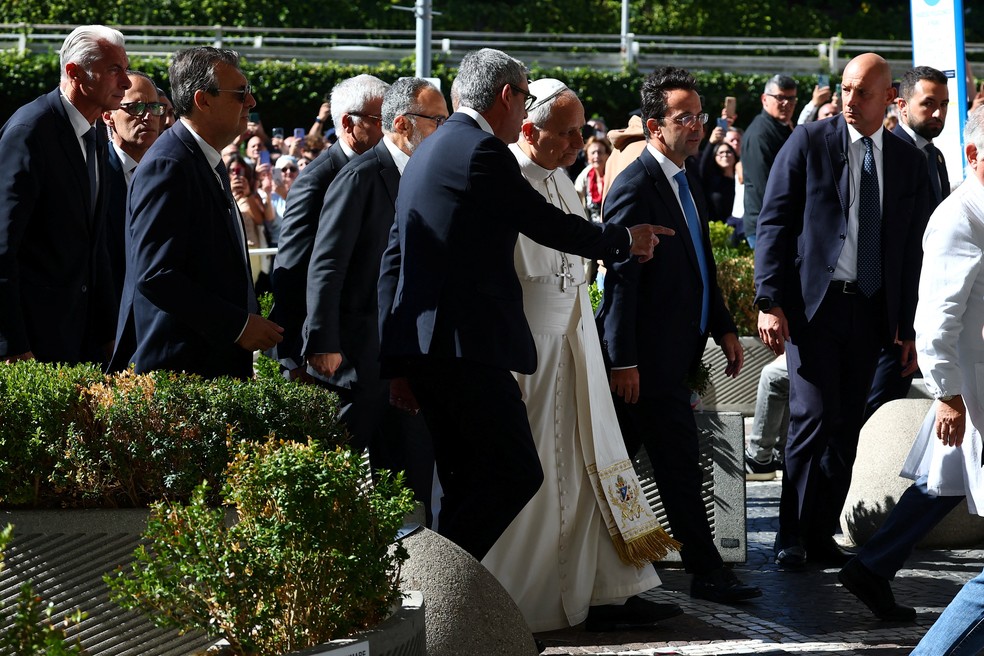 Papa Leão XIV chega ao hospital Gemelli, em Roma, na Itália, para realizar cirurgia no pulmão em 13 de outubro de 2026. — Foto: REUTERS/Guglielmo Mangiapane