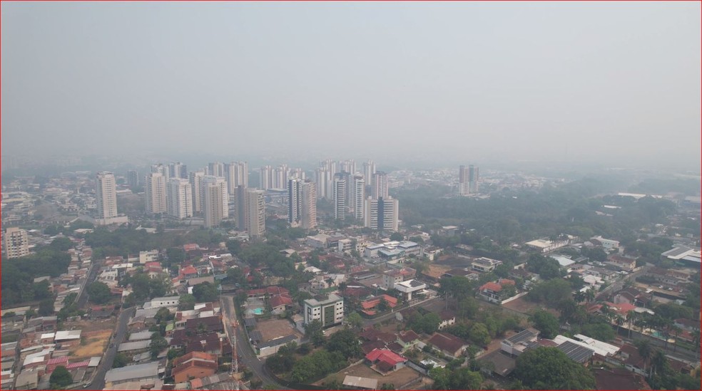 Fumaça de queimadas encobre Manaus no dia 13 de outubro de 2023 — Foto: William Duarte/Rede Amazônica