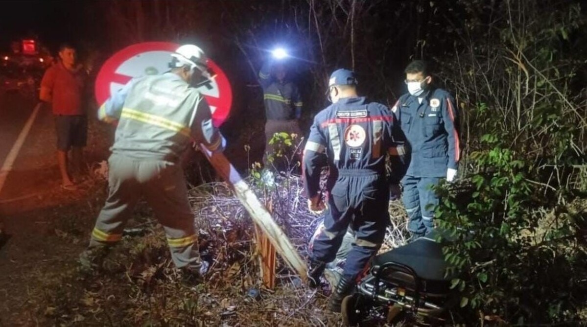 Motociclista sem capacete morre após bater em placa de sinalização de rodovia no Piauí