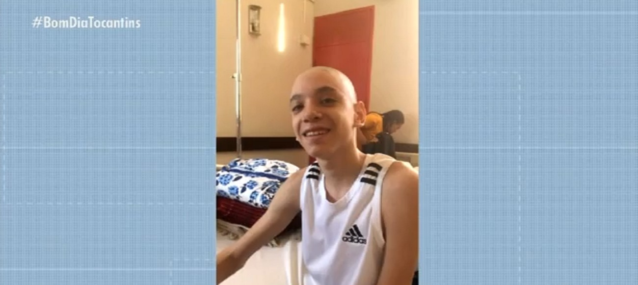 Mesmo com decisão judicial, adolescente espera cirurgia que pode fazê-lo voltar a andar: 'Quero que cumpram a lei', diz mãe